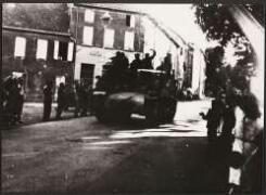 Premier char lourd américain entrant dans Gap par la route de Veynes le 20 août 1944 (2 Fi 121)