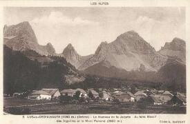 Lus-la-Croix-Haute (Drôme). Le hameau de la Jarjatte. Massif des Aiguilles et mont Ferraud Jullien, Gap