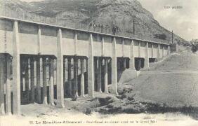 Monétier-Allemont. Pont-Canal en ciment sur le Grand Béal Fournier, Gap