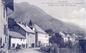 Châteauroux-les-Alpes. Les Aubergeries. Au fond à droite : village de Saint-Marcellin Joubert, Gap