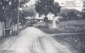 Baratier (855 m). Entrée du village, monument aux morts (1914-1918) Joubert, Gap