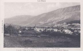 Saint-André-les-Alpes. Vue générale. Village de la Mure (à gauche). Montagne de Vauclose (centre). Chamatte (à droite) Joubert, Gap