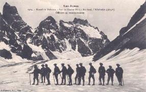 Massif du Pelvoux. Sur le glacier Noir. Officiers en reconnaissance. L'ailefroide, 3854 m (fond) Fournier, Gap