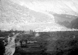 Crue des 27/28 Septembre 1928 - La vallée en aval des Mensals jusqu'au confluent du torrent d'Alibrand qui a barré le cours de La Biaysse et dont on aperçoit le cône de déjections dans l'ombre à l'amont de Viollins
