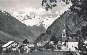 Le quartier de l'église. Les Bans (3669 m) et les Aupillous (3506 m) Abeil, Gap