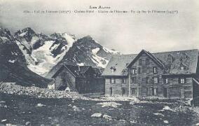 Col du Lautaret (2075 m). Chalets-hôtels. Glacier de l'Homme. Pic du Bec de l'Homme (3457 m)