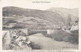 Entrée de Saint-Julien (côté Digne). Le Pont-Bleu sur le Buëch, dangereux pour les automobilistes (1er plan). Dans le fond : le massif du Rioufroid (1834 m) Louis Bonnet, Gap