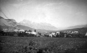 Serre-Richard - Vue générale du village avec à gauche, la montagne de Montet et, de face, la montagne de Féraud. Andreis (Gap)