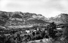 Le Chanet - Vue du village. Au fond, la montagne de Montet et le tracé du col du Noyer Andreis (Gap)